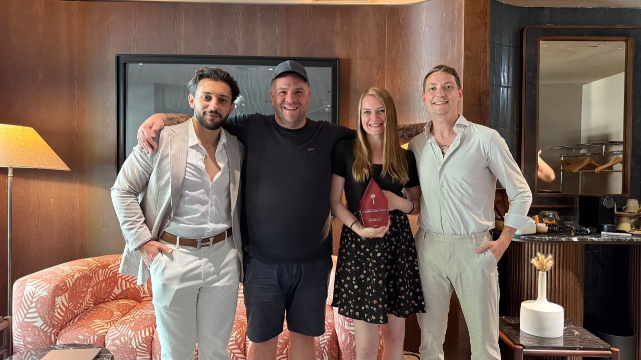 Vier Personen bei der Award-Übergabe, Ramona Isabel Hertel mit ihrem Award