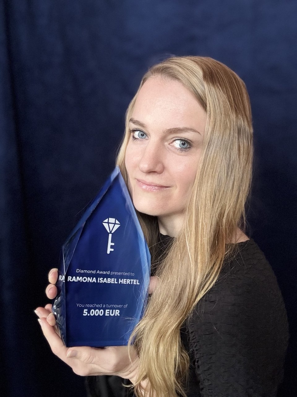 Ramona Isabel Hertel mit ihrem Diamond Award für 5.000 €