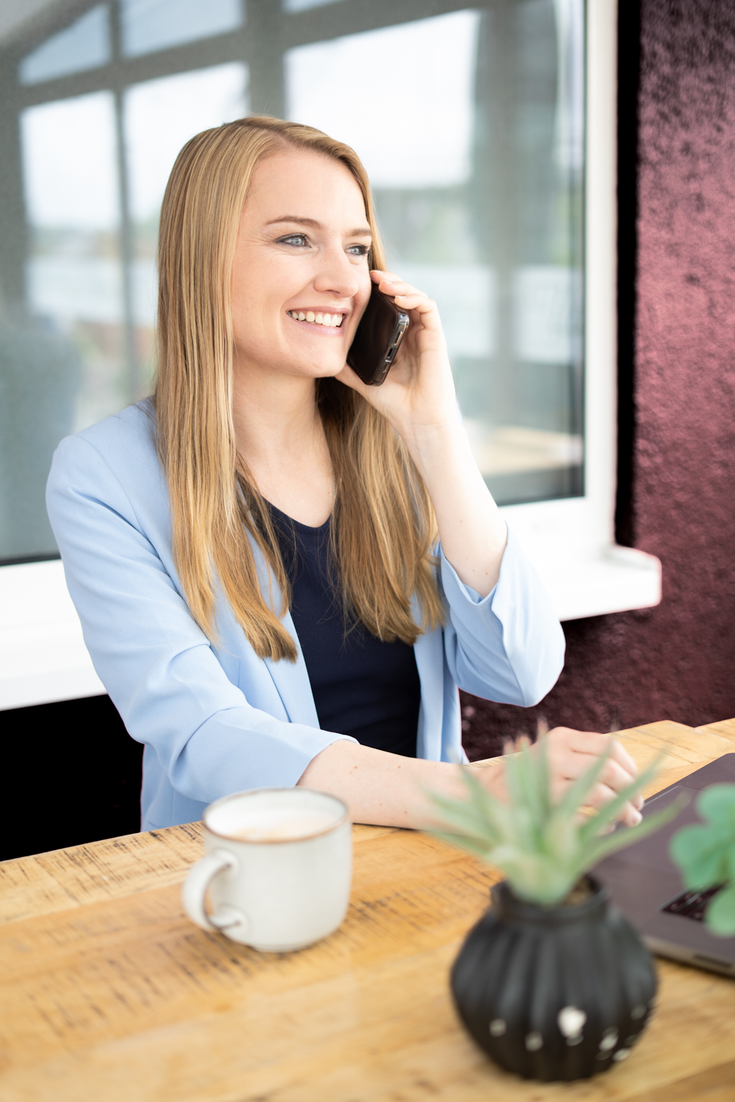 Ramona Isabel Hertel bei einem persönlichen Telefongespräch