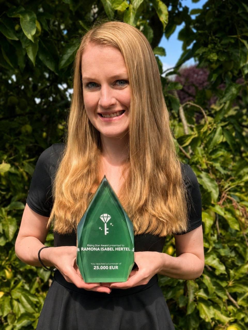 Ramona Isabel Hertel mit ihrem Rising Star Award für 25.000 €