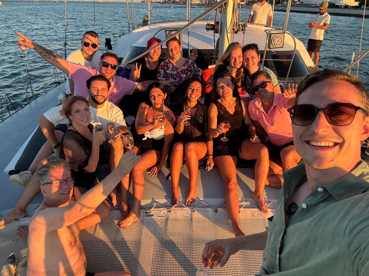 Teilnehmerinnen und Teilnehmer des EPAcademy Summer Incentive in Lissabon auf einem Segelboot