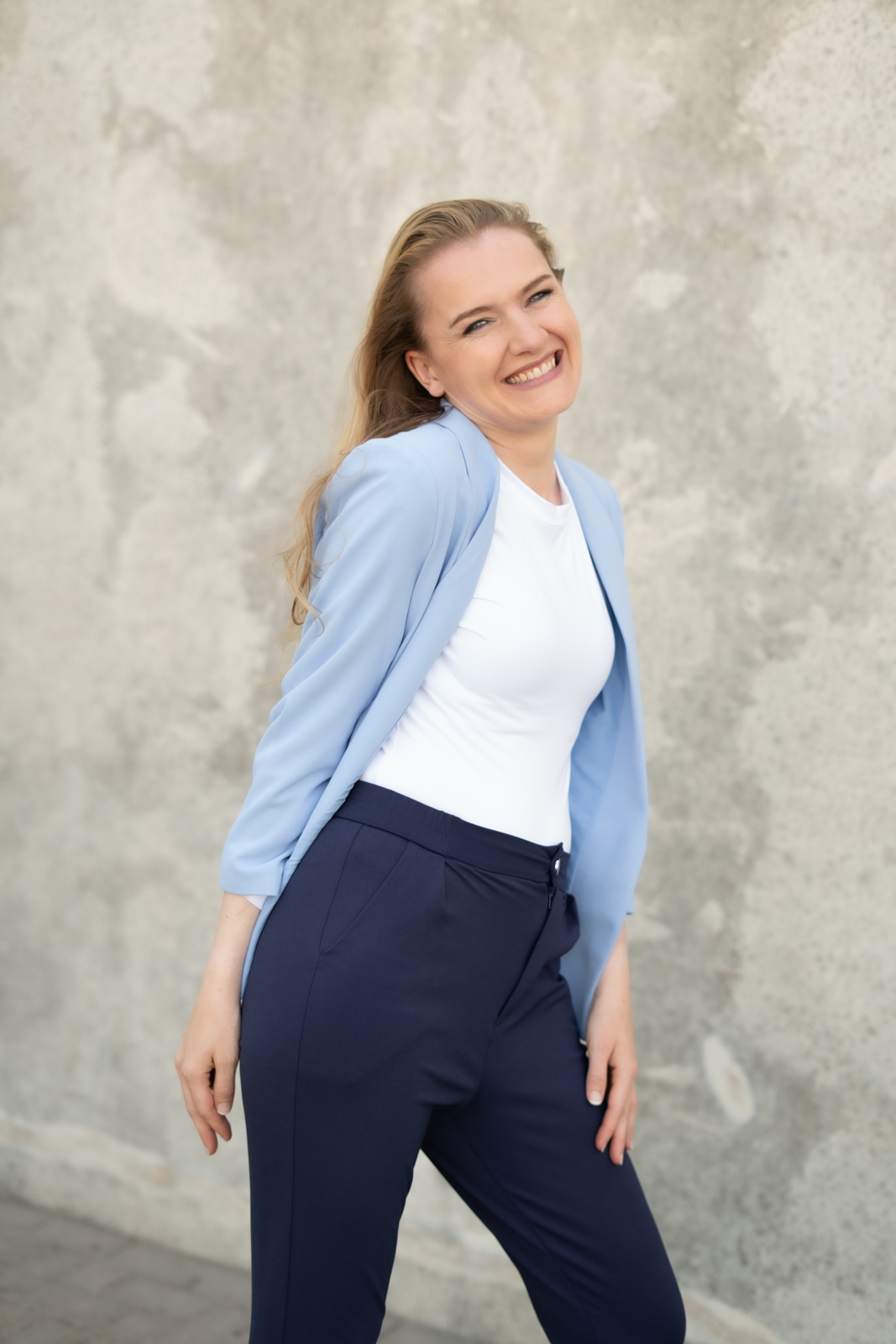 Ramona Isabel Hertel lächelnd in einem hellblauen Blazer