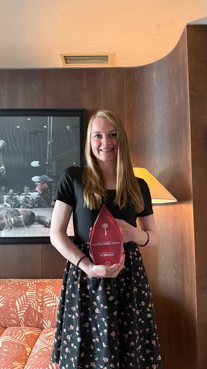 Ramona Isabel Hertel mit ihrem Elite Award für 50.000 €